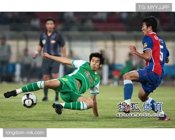 铲球后带球算犯规吗？裁判判罚逻辑全解析