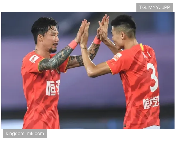 卡纳瓦罗如何通过回撤出球主导防线组织并在关键战中以对抗强度压制边路？